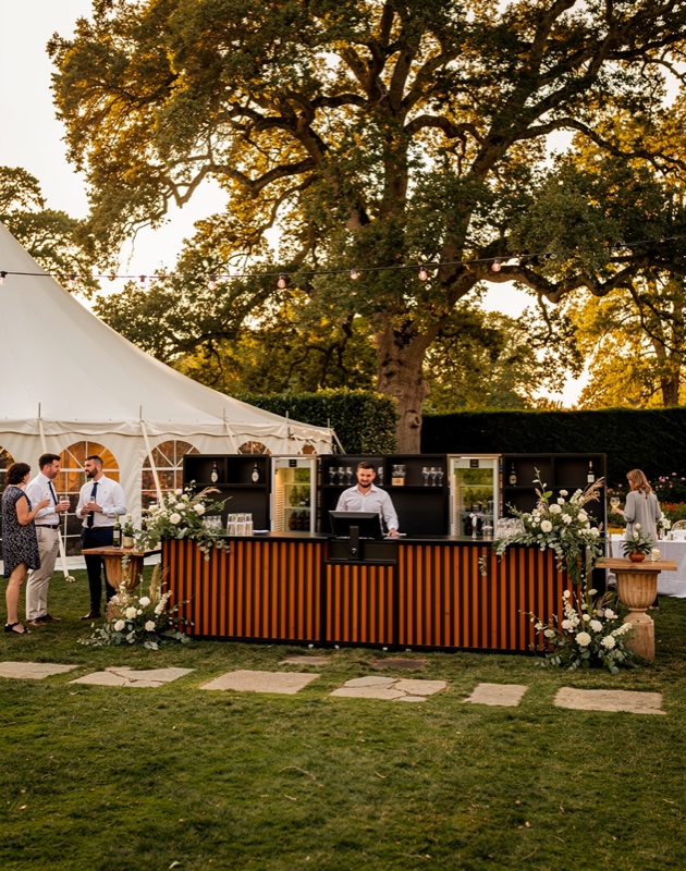 Festum Event Supplies - rustieke bar opstelling onder tent